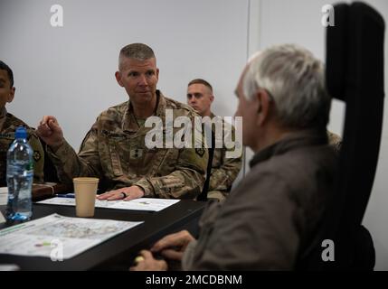 ÉTATS-UNIS Le général de division Jeffery Broadwater, commandant adjoint du V corps, parle avec le sénateur Jack Reed, président du Comité des services armés du Sénat, lors d'une réunion à la base aérienne 33rd, Powidz, Pologne, 29 juin 2022. Banque D'Images