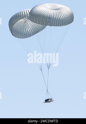 Des aviateurs du 96th e Escadron de transport aérien et du 27th e Escadron de port aérien effectuent des dépôts dans la zone de chute de Warrens à fort McCoy, Wisconsin, 29 juin 2022. Les unités font partie de la 934th Airlift Wing, à la gare de réserve aérienne mixte de Minneapolis-St Paul, au Minnesota, qui exploite des avions C-130 Hercules. Banque D'Images