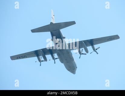 Des aviateurs du 96th e Escadron de transport aérien et du 27th e Escadron de port aérien effectuent des dépôts dans la zone de chute de Warrens à fort McCoy, Wisconsin, 29 juin 2022. Les unités font partie de la 934th Airlift Wing, à la gare de réserve aérienne mixte de Minneapolis-St Paul, au Minnesota, qui exploite des avions C-130 Hercules. Banque D'Images