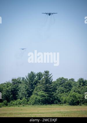 Des aviateurs du 96th e Escadron de transport aérien et du 27th e Escadron de port aérien effectuent des dépôts dans la zone de chute de Warrens à fort McCoy, Wisconsin, 29 juin 2022. Les unités font partie de la 934th Airlift Wing, à la gare de réserve aérienne mixte de Minneapolis-St Paul, au Minnesota, qui exploite des avions C-130 Hercules. Banque D'Images