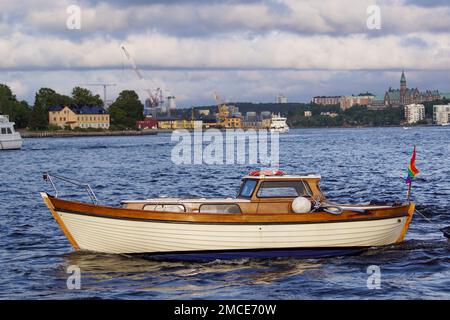 Vue sur le vieux bateau en bois dans la mer contre ciel nuageux Banque D'Images