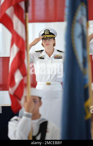 JACKSONVILLE, Floride (30 juin 2022) – le capitaine Teresa Allen, directrice de l'hôpital naval de Jacksonville, salue les couleurs lors de la cérémonie de remise des diplômes du programme de résidence en médecine familiale du commandant à bord de la base aérienne navale de Jacksonville, à 30 juin. Le programme de NH Jacksonville est le plus ancien et le plus important de la Marine, et a reçu de nombreuses récompenses pour ses activités savantes, son enseignement et sa formation clinique. Banque D'Images