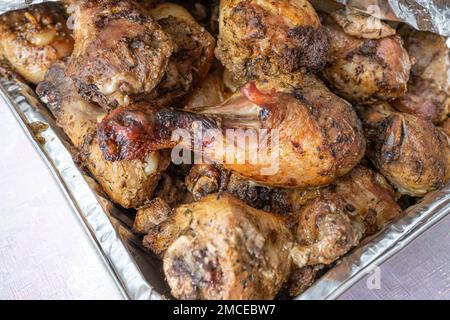 cuisses de poulet grillées prêtes à manger lors d'une fête Banque D'Images