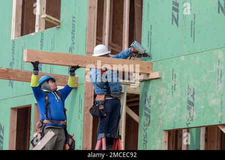 Louisville, Colorado - la reconstruction est en cours un an après que des incendies de forêt ont détruit 1 000 maisons dans la banlieue de Denver. Le feu Marshall de décembre 2021 était Colo Banque D'Images