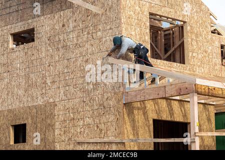 Louisville, Colorado - la reconstruction est en cours un an après que des incendies de forêt ont détruit 1 000 maisons dans la banlieue de Denver. Le feu Marshall de décembre 2021 était Colo Banque D'Images