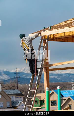 Louisville, Colorado - la reconstruction est en cours un an après que des incendies de forêt ont détruit 1 000 maisons dans la banlieue de Denver. Le feu Marshall de décembre 2021 était Colo Banque D'Images