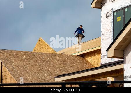 Louisville, Colorado - la reconstruction est en cours un an après que des incendies de forêt ont détruit 1 000 maisons dans la banlieue de Denver. Le feu Marshall de décembre 2021 était Colo Banque D'Images