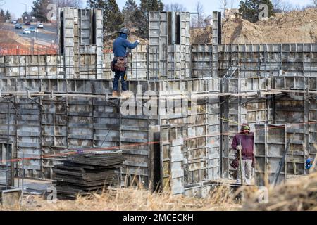 Louisville, Colorado - la reconstruction est en cours un an après que des incendies de forêt ont détruit 1 000 maisons dans la banlieue de Denver. Le feu Marshall de décembre 2021 était Colo Banque D'Images