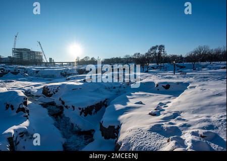 Sioux Falls Park en hiver avec chute d'eau gelée et couverture de neige. Banque D'Images