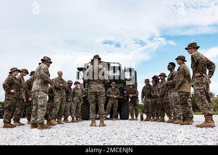 ÉTATS-UNIS Marines avec combat Logistics Battalion 31, 31st Marine Expeditionary Unit, débriefing après un exercice d'aide humanitaire à l'étranger à Camp Hansen, Okinawa, Japon, 30 juin 2022. La FHA a été menée pour tester la capacité des Marines à interagir et à aider les besoins humanitaires tout en favorisant la stabilité et la sécurité régionales. Le MEU de 31st, le seul MEU en permanence déployé par le corps des Marines, fournit une force flexible et mortelle prête à exécuter un large éventail d’opérations militaires en tant que première force de réponse à la crise dans la région Indo-Pacifique. Banque D'Images