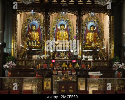 Manille, Philippines. 21st janvier 2023. Trois statues de Bouddha vues à la salle de prière du Temple Seng Guan. Les moines bouddhistes du Temple Seng Guan à Divisioria, tiennent un rituel de prière de fin d'année mené par le P. men Ching pour accueillir la nouvelle année lunaire du lapin d'eau. Quatrième signe animal dans le cycle de 12 ans du zodiaque chinois, il symbolise la longévité, la paix et la prospérité basées sur l'astrologie chinoise. Crédit : SOPA Images Limited/Alamy Live News Banque D'Images