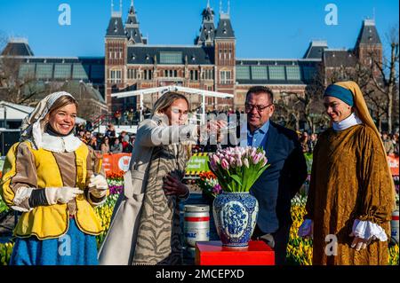 Irene Schouten (au milieu), championne olympique de patinage, a vu baptiser une nouvelle tulipe: Tulipa 'Dutch Pearl'. Chaque année, le samedi 3rd janvier, la Journée nationale des tulipes est célébrée à Amsterdam. Les producteurs de tulipes néerlandais ont construit un immense jardin de cueillette avec plus de 200 000 tulipes colorées au Museumplein à Amsterdam. Les visiteurs sont autorisés à cueillir des tulipes gratuitement. L'événement a été ouvert par la championne olympique de patinage, Irene Schouten. Avant l'ouverture, elle a baptisé une nouvelle tulipe: Tulipa 'Dutch Pearl' comme référence au monde - célèbre tableau 'la fille avec une boucle d'oreille de perle' par Johannes Vermeer. Banque D'Images