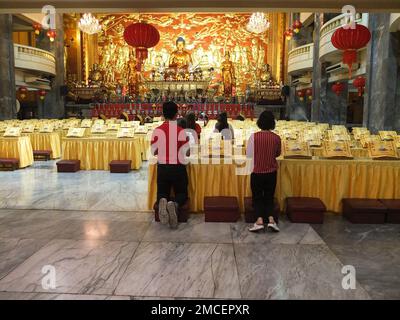 Manille, Philippines. 21st janvier 2023. Les fidèles philippins et chinois s'agenouillent et prient à l'intérieur de la salle de prière du Temple Seng Guan. Les moines bouddhistes du Temple Seng Guan à Divisioria, tiennent un rituel de prière de fin d'année mené par le P. men Ching pour accueillir la nouvelle année lunaire du lapin d'eau. Quatrième signe animal dans le cycle de 12 ans du zodiaque chinois, il symbolise la longévité, la paix et la prospérité basées sur l'astrologie chinoise. Crédit : SOPA Images Limited/Alamy Live News Banque D'Images