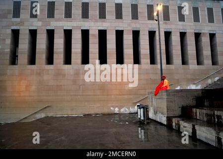 Varanasi, Inde. 21st janvier 2023. Un prêtre hindou a vu offrir des prières en plus de la rivière Ganges, Lalita Ghat à Varanasi. Crédit : SOPA Images Limited/Alamy Live News Banque D'Images