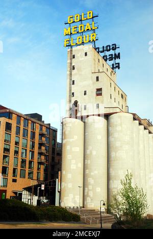 Autrefois utilisée pour la fabrication de farine, Gold Medal Flour Silos, aujourd'hui un site d'intérêt dans un parc de Minneapolis Banque D'Images