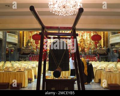 Manille, Philippines. 21st janvier 2023. Un gong bouddhiste à la salle de prière du temple. Les moines bouddhistes du Temple Seng Guan à Divisioria, tiennent un rituel de prière de fin d'année mené par le P. men Ching pour accueillir la nouvelle année lunaire du lapin d'eau. Quatrième signe animal dans le cycle de 12 ans du zodiaque chinois, il symbolise la longévité, la paix et la prospérité basées sur l'astrologie chinoise. (Photo de Josefiel Rivera/SOPA Images/Sipa USA) crédit: SIPA USA/Alay Live News Banque D'Images