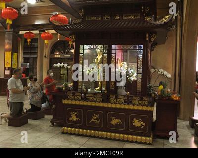 Manille, Philippines. 21st janvier 2023. Philippin-chinois priant à Bouddha au Temple Seng Guan. Les moines bouddhistes du Temple Seng Guan à Divisioria, tiennent un rituel de prière de fin d'année mené par le P. men Ching pour accueillir la nouvelle année lunaire du lapin d'eau. Quatrième signe animal dans le cycle de 12 ans du zodiaque chinois, il symbolise la longévité, la paix et la prospérité basées sur l'astrologie chinoise. (Photo de Josefiel Rivera/SOPA Images/Sipa USA) crédit: SIPA USA/Alay Live News Banque D'Images