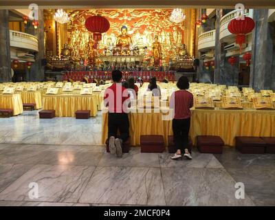 Manille, Philippines. 21st janvier 2023. Les fidèles philippins et chinois s'agenouillent et prient à l'intérieur de la salle de prière du Temple Seng Guan. Les moines bouddhistes du Temple Seng Guan à Divisioria, tiennent un rituel de prière de fin d'année mené par le P. men Ching pour accueillir la nouvelle année lunaire du lapin d'eau. Quatrième signe animal dans le cycle de 12 ans du zodiaque chinois, il symbolise la longévité, la paix et la prospérité basées sur l'astrologie chinoise. (Photo de Josefiel Rivera/SOPA Images/Sipa USA) crédit: SIPA USA/Alay Live News Banque D'Images