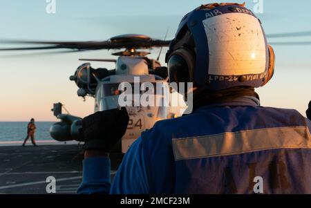 OCÉAN PACIFIQUE (11 NOVEMBRE 2022) – ÉTATS-UNIS Navy Aviation Boatswains Mate Handler Airman Trion Hamilton avec le département de l'Air, USS John P. Murtha (LPD 26), signale les États-Unis Le capitaine du corps maritime Christopher Stebbins, commandant d'aéronef CH-53E Super Stallion, et le capitaine Mokoto Morita, copilote, tous deux avec l'escadron marin de Tiltrotor (VMM) 362 (rein.), 13th Marine Expeditionary Unit, pendant les opérations en amont du vol, novembre 11. La mobilité et la durabilité des plates-formes amphibies permettent à l'équipe Marine-corps d'étendre la portée de nos capacités. L'unité expéditionnaire maritime de 13th est embarquée Banque D'Images