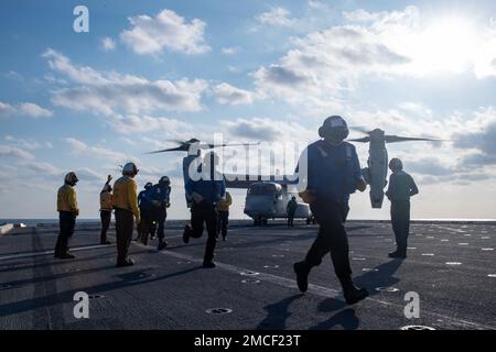 OCÉAN PACIFIQUE NORD (19 janvier 2023) - des marins affectés au navire de transport amphibie USS Green Bay (LPD 20) et des Marines affectés à l’unité expéditionnaire maritime (UMM) de 31st effectuent des opérations de vol sur le pont de vol du navire. Green Bay opère dans la zone d'exploitation de la flotte 7th. 7th Fleet est le U.S. La plus grande flotte numérotée déployée à l'avance de la Marine interagit et opère régulièrement avec ses alliés et partenaires pour préserver une région libre et ouverte de l'Indo-Pacifique. (É.-U. Photo de la marine par le spécialiste des communications de masse 2nd classe Matthew Cavenaile) Banque D'Images