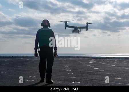 OCÉAN PACIFIQUE NORD (19 janvier 2023) - technicien en équipement de soutien à l’aviation 1st classe Thomas Hart, de Wyalusing, en Pennsylvanie, affecté au navire de quai de transport amphibie USS Green Bay (LPD 20), effectue des opérations de vol à titre de MV-22B Osprey à partir du milieu marin de l’escadron Tiltrotor (VMM) 262 sur le pont de vol du navire. Green Bay opère dans la zone d'exploitation de la flotte 7th. 7th Fleet est le U.S. La plus grande flotte numérotée déployée à l'avance de la Marine interagit et opère régulièrement avec ses alliés et partenaires pour préserver une région libre et ouverte de l'Indo-Pacifique. (É.-U. Navy photo par Mass communicati Banque D'Images