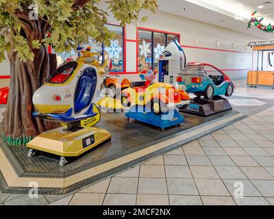 Attractions à pièces pour enfants ou enfants dans un terrain de jeu intérieur pour enfants dans un centre commercial de Montgomery Alabama, États-Unis. Banque D'Images