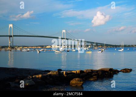 Le Newport Pell Bridge relie Jamestown et Newport, Rhode Island et s'étend devant une marina Banque D'Images