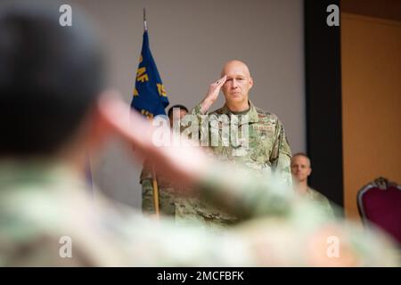 Le colonel Calvin Powell reçoit le commandant de l'escadre de la base aérienne 39th, rend son premier hommage lors d'une cérémonie de changement de commandement à la base aérienne d'Incirlik, Turquie, 30 juin 2022. Au cours de la cérémonie, le colonel Jason Gingrich a abandonné le commandement de l'ABW 39th au général Derek France, troisième commandant de la Force aérienne, qui a ensuite chargé Powell de diriger l'aile. L'ABW de 39th est chargé de défendre le flanc sud de l'OTAN sous les auspices de 3rd AF, États-Unis Forces aériennes en Europe – Forces aériennes en Afrique et aux États-Unis Commandement européen. L'aile projette la puissance mondiale par la dissuasion stratégique, le soutien au combat agile et l'endurin Banque D'Images