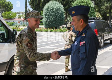 ÉTATS-UNIS Le général de division de la Force aérienne Derek France (à gauche), troisième commandant de la Force aérienne, rencontre le Brig de la Force aérienne turque. Le général Gürel Özusta, commandant de la base de Tanker 10th, à la base aérienne d'Incirlik, Turquie, 30 juin 2022. La France s'est rendue à la base aérienne d'Incirlik pour présider la cérémonie de changement de commandement de l'aile 39th de la base aérienne, au cours de laquelle le colonel Calvin Powell a remplacé le colonel Jason Gingrich en tant que commandant de l'ABW 39th. L’ABW de 39th collabore avec le TBC de 10th et l’Armée de l’air turque dans son ensemble pour défendre le flanc sud de l’OTAN. Banque D'Images