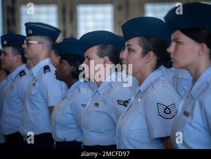 Des aviateurs se tiennent au repos du défilé pendant la cérémonie de passation de commandement de l'escadre d'essai de 96th, 30 juin, à la base aérienne d'Eglin, en Floride Brig. Le général Jeff Geraghty a pris les rênes de l'aile de Brig. Le général Scott Cain pendant la cérémonie. (É.-U. Photo de la Force aérienne/Samuel King Jr.) Banque D'Images