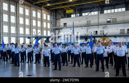 Des aviateurs sont en formation pour la cérémonie de passation de commandement de l'escadre d'essai de 96th, 30 juin, à la base aérienne d'Eglin, en Floride Brig. Le général Jeff Geraghty a pris les rênes de l'aile de Brig. Le général Scott Cain pendant la cérémonie. (É.-U. Photo de la Force aérienne/Samuel King Jr.) Banque D'Images