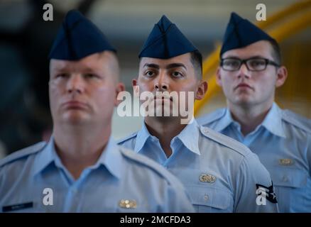 Des aviateurs se tiennent au repos du défilé pendant la cérémonie de passation de commandement de l'escadre d'essai de 96th, 30 juin, à la base aérienne d'Eglin, en Floride Brig. Le général Jeff Geraghty a pris les rênes de l'aile de Brig. Le général Scott Cain pendant la cérémonie. (É.-U. Photo de la Force aérienne/Samuel King Jr.) Banque D'Images