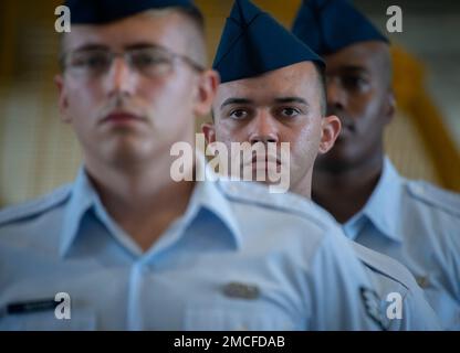 Des aviateurs se tiennent au repos du défilé pendant la cérémonie de passation de commandement de l'escadre d'essai de 96th, 30 juin, à la base aérienne d'Eglin, en Floride Brig. Le général Jeff Geraghty a pris les rênes de l'aile de Brig. Le général Scott Cain pendant la cérémonie. (É.-U. Photo de la Force aérienne/Samuel King Jr.) Banque D'Images