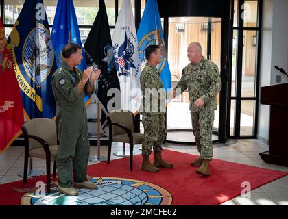 220630-N-XC372-2157 CAMP H. M. SMITH, Hawaii (30 juin 2022) ) le commandant des États-Unis, John C. Aquilino Commandement Indo-Pacifique, à gauche, claps en tant que chef de flotte James Honea, chef de commandement sortant (CSEL) à USINDOPACOM, à droite, tremble la main avec le chef de flotte David Isom, chef de flotte entrant CSEL à USINDOPACOM, au centre, lors d'une cérémonie de changement de responsabilité au siège d'USINDOPACOM. Le CSEL conseille le commandant sur les questions inscrites et assure le leadership aux membres du service conjoint de la région, favorise le perfectionnement professionnel inscrit par la formation et l'éducation Banque D'Images