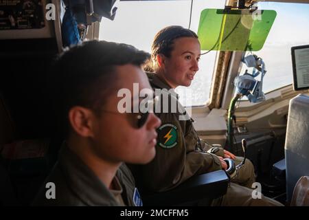 ÉTATS-UNIS Les cadets de la Force aérienne Angelica Noyola, à droite, et Seungmin Shim volent dans le pont de vol d'un prolongateur KC-10 au-dessus de California 30 juin 2022. Le KC-10 a transporté huit autres cadets tout en ravitailleurs quatre A-10 Thunderbolt IIS participant à l'exercice Green Flag-West 22-08. Green Flag-West est un soutien aérien étroit et un exercice conjoint administré par les États-Unis Centre de guerre aérienne de la Force aérienne et base aérienne de Nellis (Nevada), par l'entremise du 549th Escadron d'entraînement au combat. Banque D'Images