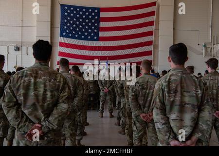 Un groupe d'aviateurs se tiennent au repos du défilé lors de la cérémonie de passation de commandement de l'escadron de soutien des opérations 317th à la base aérienne de Dyess, Texas, 30 juin 2022. Les cérémonies de changement de commandement sont une tradition qui a officiellement donné lieu au transfert d'autorité d'un chef à un autre. Banque D'Images