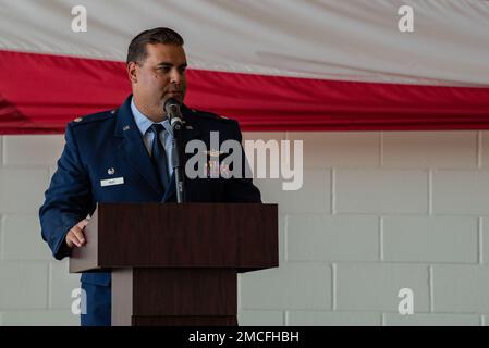 Le lieutenant-colonel Austin Rust, commandant de l'escadron de soutien des opérations 317th, prononce des remarques après avoir assumé le commandement de l'escadron lors de la cérémonie de changement de commandement de l'OSS 317th à la base aérienne de Dyess, Texas, 30 juin 2022. Rust arrive à Dyess en mars 2021 en tant que directeur des opérations de l'escadron de transport aérien 40th avant d'assumer le commandement de l'OSS 317th. Banque D'Images