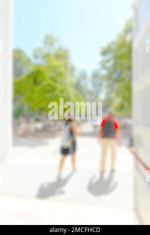 Image floue des personnes sortant de la porte du bâtiment. Banque D'Images