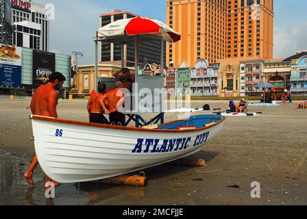 Un bateau de sauvetage sur la plage de sable d'Atlantic City, assis devant les casinos, est prêt en cas d'urgence Banque D'Images