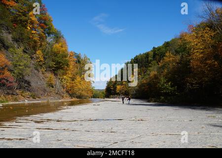 La roche plate et le lit de rivière à Taughannock Falls avec le fond du feuillage d'automne dans le nord de l'État de New York, États-Unis Banque D'Images