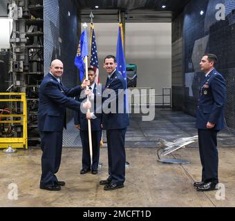 Le colonel Jason VAP, à gauche, commandant du groupe d'essai 804th, passe le guide de l'escadron d'essai 716th au lieutenant-colonel James Gresham, l'chargeant de commandement de l'escadron lors d'une cérémonie de changement de commandement 30 juin 2022, dans le bâtiment d'installation modèle de la base aérienne Arnold, Tennessee. On retrouve également sur la photo le lieutenant-colonel John McShane, à droite, ancien commandant du TS 716, et Tech. Sgt Jerickson Edra, porteur de guidons. Banque D'Images