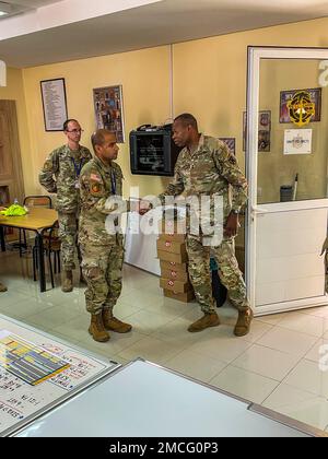 Le général de division James Smith, commandant général, 21st Theatre Sousment Command visite des soldats du détachement de transport 386th, 39th Movement Control Battalion, 16th Brigade de soutien à Agadir, au Maroc, lors de son premier voyage en Afrique à 30 juin. M. Smith a visité le Centre des opérations tactiques du détachement, qui a assuré des mouvements et des opérations logistiques précis et opportuns pendant l'exercice. Le Maroc a accueilli plusieurs exercices militaires américains majeurs, dont African Lion, le plus grand exercice militaire conjoint en Afrique. Banque D'Images