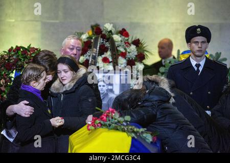 Kiev, Ukraine. 21st janvier 2023. Des parents pleurent près du cercueil lors d'une cérémonie commémorative pour le ministre ukrainien de l'intérieur, Denys Monastyrskyi, son adjoint et les responsables qui sont morts dans l'accident d'hélicoptère à Brovary près de Kiev. Crédit : SOPA Images Limited/Alamy Live News Banque D'Images