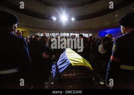 Kiev, Ukraine. 21st janvier 2023. Les gens assistent à une cérémonie commémorative pour le ministre ukrainien de l'intérieur, Denys Monastyrskyi, son adjoint et les responsables qui sont morts dans l'accident d'hélicoptère à Brovary près de Kiev. Crédit : SOPA Images Limited/Alamy Live News Banque D'Images