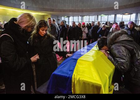 Kiev, Ukraine. 21st janvier 2023. Des parents pleurent près du cercueil lors d'une cérémonie commémorative pour le ministre ukrainien de l'intérieur, Denys Monastyrskyi, son adjoint et les responsables qui sont morts dans l'accident d'hélicoptère à Brovary près de Kiev. Crédit : SOPA Images Limited/Alamy Live News Banque D'Images