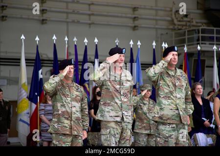 Le colonel Aaron Martin, commandant sortant de la Brigade de l'aviation de combat de 2nd, a terminé deux années consécutives de commandement et a abandonné les contrôles au colonel Benjamin Boardman dans leur cérémonie de changement de commandement sur 30 juin 2022. Le colonel Martin procède à une passe-passe et à une révision avec le général David Lesperance, commandant de la division d'infanterie ROK-U.S. de 2nd Division combinée, et le colonel Benjamin Boardman, commandant entrant de la Brigade de l'aviation de combat de 2nd. Banque D'Images