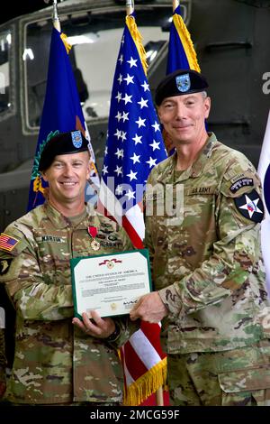 Le colonel Aaron Martin, commandant sortant de la Brigade de l'aviation de combat de 2nd, a terminé deux années consécutives de commandement et a abandonné les contrôles au colonel Benjamin Boardman dans leur cérémonie de changement de commandement sur 30 juin 2022. Le colonel Martin a reçu la légion de mérite pour sa réussite. Banque D'Images