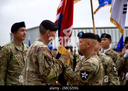 Le colonel Aaron Martin, commandant sortant de la Brigade de l'aviation de combat de 2nd, a terminé deux années consécutives de commandement et a abandonné les contrôles au colonel Benjamin Boardman dans leur cérémonie de changement de commandement sur 30 juin 2022. Le colonel Martin remet les couleurs de la brigade au général David Lesperance, commandant de la division d'infanterie ROK-US de 2nd Division combinée. Banque D'Images