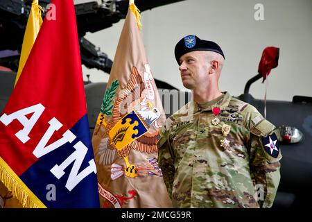 Le colonel Aaron Martin, commandant sortant de la Brigade de l'aviation de combat de 2nd, a terminé deux années consécutives de commandement et a abandonné les contrôles au colonel Benjamin Boardman dans leur cérémonie de changement de commandement sur 30 juin 2022. Le colonel Martin a reçu la légion de mérite pour sa réussite. Banque D'Images