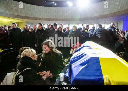 Kiev, Ukraine. 21st janvier 2023. Des parents pleurent près du cercueil lors d'une cérémonie commémorative pour le ministre ukrainien de l'intérieur, Denys Monastyrskyi, son adjoint et les responsables qui sont morts dans l'accident d'hélicoptère à Brovary près de Kiev. (Photo de James McGill/SOPA Images/Sipa USA) crédit: SIPA USA/Alay Live News Banque D'Images